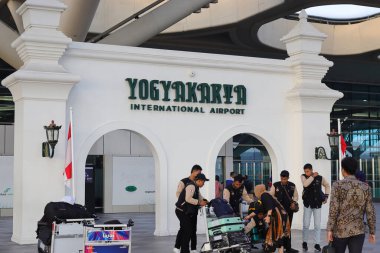 Yogyakarta Uluslararası Havalimanı YIA uluslararası ve yurt içi uçuşlara hizmet veren modern bir tesistir. Hem yurtiçi hem de uluslararası yolcular için hayati bir geçit. Kulon Progo - Endonezya 09 03 2023