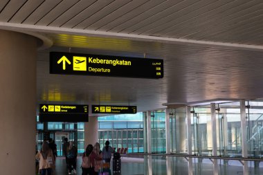 Yolcular için bilgi olarak havaalanındaki yön işareti. Yogyakarta Uluslararası Havalimanı YIA uluslararası ve yurt içi uçuşlara hizmet veren modern bir tesistir. Kulon Progo - Endonezya 09 03 2023