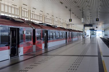 PT Railink tarafından işletilen YIA Havaalanı Treni, Yogyakarta Uluslararası Havalimanı ile şehir merkezi arasında konforlu ve güvenilir bir ulaşım bağlantısı sunmaktadır. Kulon Progo - Endonezya, 09 03 2023