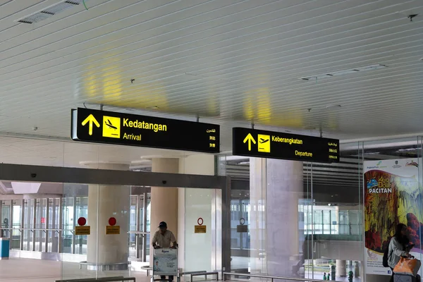 Κατευθυντική Πινακίδα Στο Αεροδρόμιο Πληροφορίες Για Τους Επιβάτες Yogyakarta International — Φωτογραφία Αρχείου