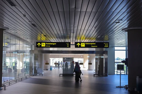 Напрямний Знак Аеропорту Інформація Пасажирів Міжнародний Аеропорт Джокьякарта Yia Сучасним — стокове фото