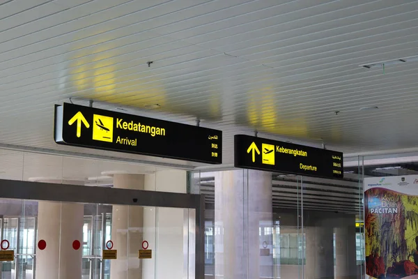Směrová Značka Letišti Jako Informace Pro Cestující Yogyakarta International Airport — Stock fotografie