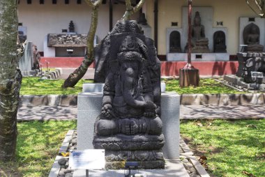 Ganesha heykeli, bilgi ve zeka tanrısı, Lord Shiva ve Tanrıça Parvati 'nin oğlu, Sonobudoyo Müzesi' nde bulunmaktadır. Yogyakarta, Endonezya - 21 01 2023.