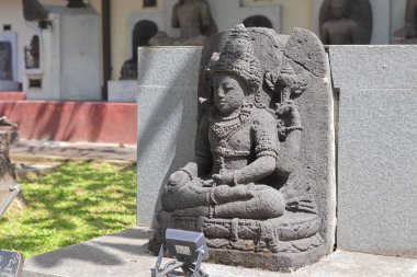 Tanrı Wisnu, Vishnu ya da Narayana 'nın heykeli, Hinduizm' de evreni korumak ve korumak için Sonobudoyo Müzesi 'nde bulunan bir tanrıdır. Yogyakarta, Endonezya - 21 01 2023.