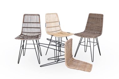 Beyaz arka planda izole edilmiş el yapımı rattan sandalyelerin minimalist tasarımı