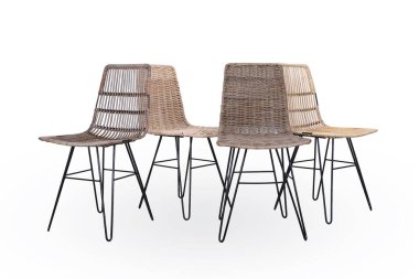 Beyaz arka planda izole edilmiş el yapımı rattan sandalyelerin minimalist tasarımı