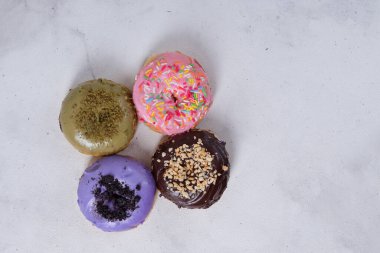 Masada farklı tatları olan lezzetli çöreklerin düz manzarası vardı. Beyaz arkaplanda izole edilmiş resim