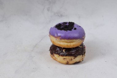 Masada farklı tatlar bulunan lezzetli çöreklerle dolu. Beyaz arkaplanda izole edilmiş resim