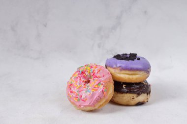 Masada farklı tatlar bulunan lezzetli çöreklerle dolu. Beyaz arkaplanda izole edilmiş resim