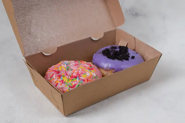 Deliciosas Rosquillas Dulces Con Diferentes Sabores Una Pequeña Caja Papel — Foto de Stock