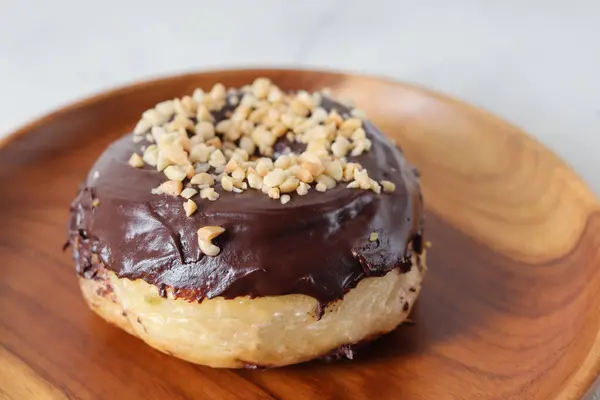 Delicioso Donut Glaseado Chocolate Dulce Con Anacardo Servido Plato Madera — Foto de Stock