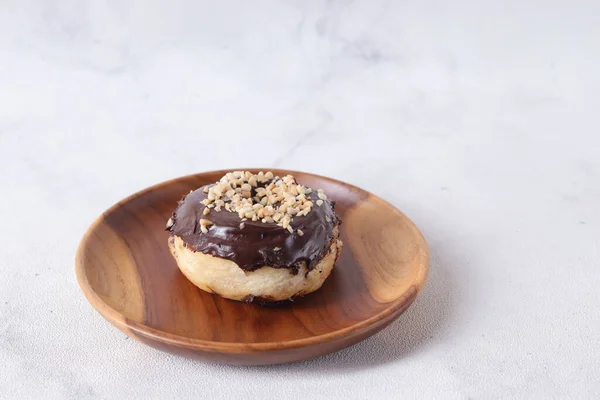 Delicioso Donut Glaseado Chocolate Dulce Con Anacardo Servido Plato Madera — Foto de Stock