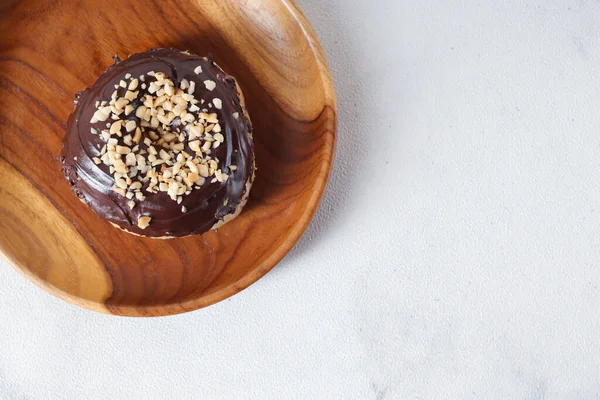 Vista Superior Plana Deliciosa Rosquilla Esmaltada Chocolate Dulce Con Anacardo — Foto de Stock