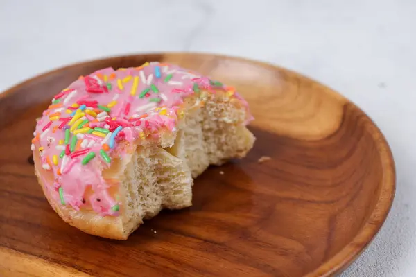 Concepto Sobrante Delicioso Donut Rosa Fresa Dulce Con Aspersiones Que — Foto de Stock