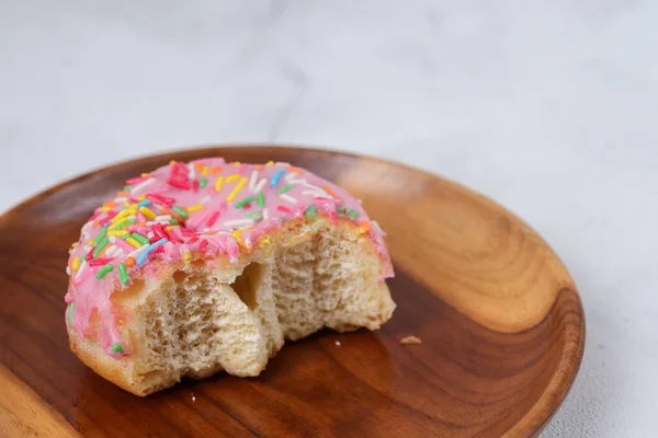 Concepto Sobrante Delicioso Donut Rosa Fresa Dulce Con Aspersiones Que — Foto de Stock