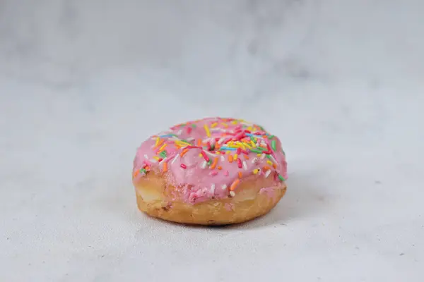 Heerlijke Zoete Aardbeienroze Donut Met Hagelslag Geserveerd Een Tafel Geïsoleerde — Stockfoto