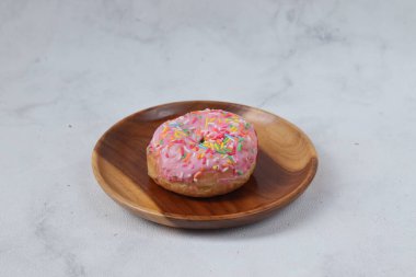 Tahta tabakta servis edilen lezzetli, tatlı, pembe çilekli çörekler. Beyaz arkaplanda izole edilmiş resim