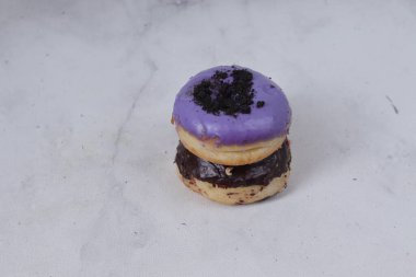 Masada farklı tatlar bulunan lezzetli çöreklerle dolu. Beyaz arkaplanda izole edilmiş resim