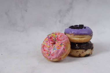 Masada farklı tatlar bulunan lezzetli çöreklerle dolu. Beyaz arkaplanda izole edilmiş resim