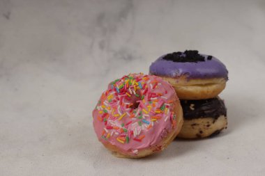 Masada farklı tatlar bulunan lezzetli çöreklerle dolu. Beyaz arkaplanda izole edilmiş resim