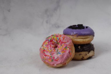 Masada farklı tatlar bulunan lezzetli çöreklerle dolu. Beyaz arkaplanda izole edilmiş resim