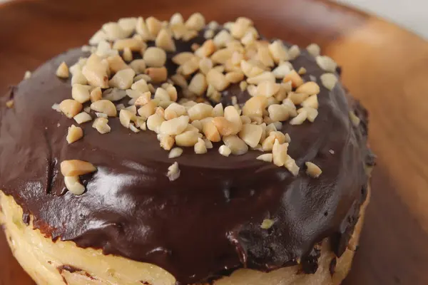 Detailaufnahme Von Köstlicher Süßer Schokolade Glasierter Donut Mit Cashewnüssen Serviert — Stockfoto
