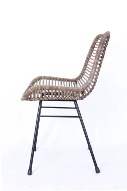 Rattan yapılmış el yapımı hasır sandalye. Beyaz arkaplanda izole edilmiş resim