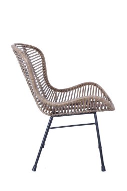 Rattan yapılmış el yapımı hasır sandalye. Beyaz arkaplanda izole edilmiş resim