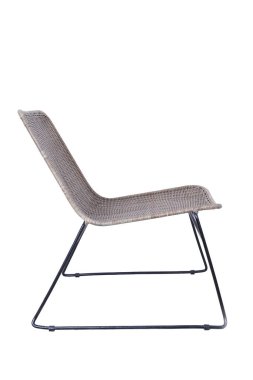 Rattan yapılmış el yapımı hasır sandalye. Beyaz arkaplanda izole edilmiş resim