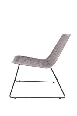 Rattan yapılmış el yapımı hasır sandalye. Beyaz arkaplanda izole edilmiş resim