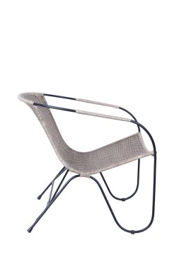 Rattan yapılmış el yapımı hasır sandalye. Beyaz arkaplanda izole edilmiş resim