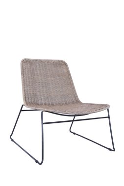 Rattan yapılmış el yapımı hasır sandalye. Beyaz arkaplanda izole edilmiş resim