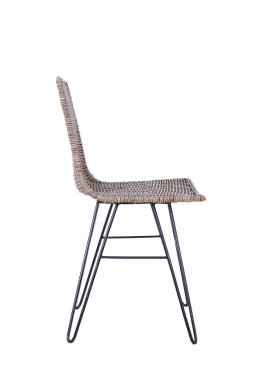 Rattan yapılmış el yapımı hasır sandalye. Beyaz arkaplanda izole edilmiş resim