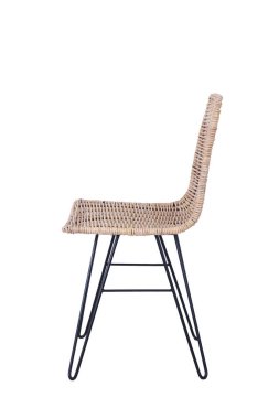 Rattan yapılmış el yapımı hasır sandalye. Beyaz arkaplanda izole edilmiş resim