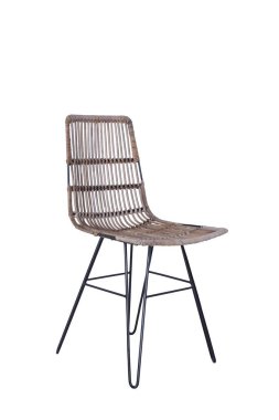 Rattan yapılmış el yapımı hasır sandalye. Beyaz arkaplanda izole edilmiş resim