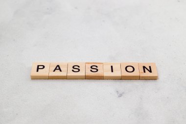 Tutku kelimesinin beyaz arka planda tahta küp blok üzerindeki üst görüntüsü. İş konsepti