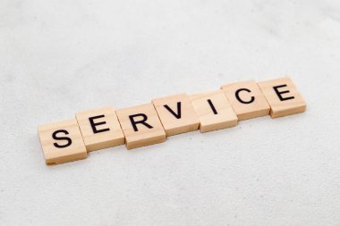 Beyaz arka planda tahta küp bloktaki servis kelimesinin en üst görüntüsü. İş konsepti