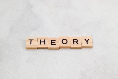 Beyaz arka planda tahta küp harf bloğunun teorik sözcüğünün üst görüntüsü. İş konsepti