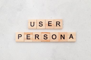 Kullanıcı Persona sözcüğünün beyaz arkaplandaki küp blok üzerindeki üst görüntüsü. Kullanıcı arayüzü ve deneyim kavramı
