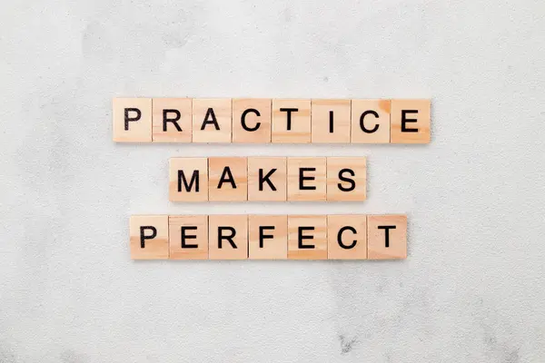 Draufsicht Von Practice Makes Perfekte Wörter Auf Holzwürfel Buchstabenblock Auf — Stockfoto