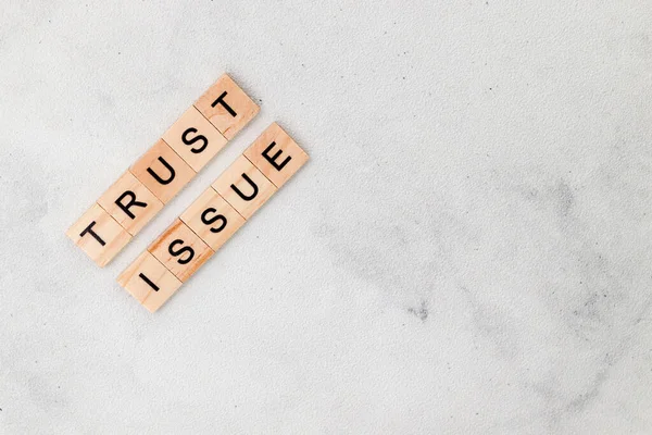 Draufsicht Von Trust Issue Word Auf Holzwürfel Buchstabenblock Auf Weißem — Stockfoto