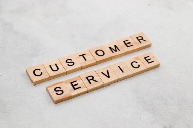 Müşteri hizmetleri sözcüğünün beyaz arka planda tahta küp harf bloğunun en üst görüntüsü. İş konsepti