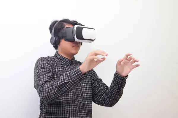 Portret Azjaty Czarnej Koszuli Kratę Okularami Virtual Reality Próbującego Coś — Zdjęcie stockowe