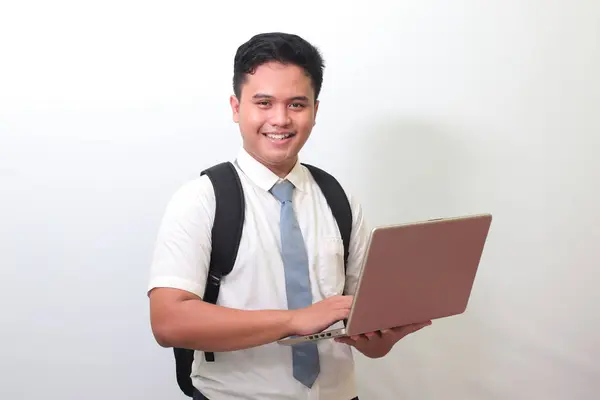 Indonezyjski Starszy Uczeń Białej Koszuli Szarym Krawatem Trzymający Laptopa Stojący — Zdjęcie stockowe