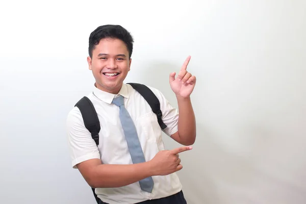 Indonezyjski Uczeń Białej Koszuli Szarym Krawatem Pokazującym Produkt Wskazujący Coś — Zdjęcie stockowe