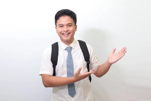 Indonezyjski Uczeń Białej Koszuli Szarym Krawatem Pokazującym Produkt Wskazujący Coś — Zdjęcie stockowe