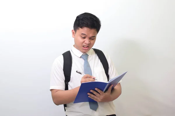 Indonezyjski Starszy Uczeń Białej Koszuli Szarym Krawatem Notatniku Używając Długopisu — Zdjęcie stockowe