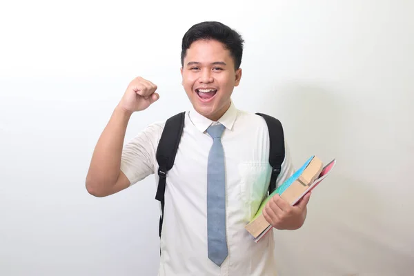 Indonezyjski Uczeń Białej Koszuli Szarym Krawatem Trzymający Książki Uśmiechający Się — Zdjęcie stockowe
