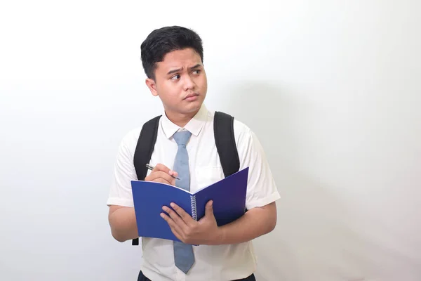 Indonezyjski Uczeń Białej Koszuli Szarym Krawatem Notatniku Używając Długopisu Myśląc — Zdjęcie stockowe