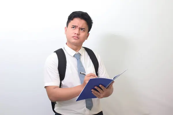 Indonezyjski Uczeń Białej Koszuli Szarym Krawatem Notatniku Używając Długopisu Myśląc — Zdjęcie stockowe